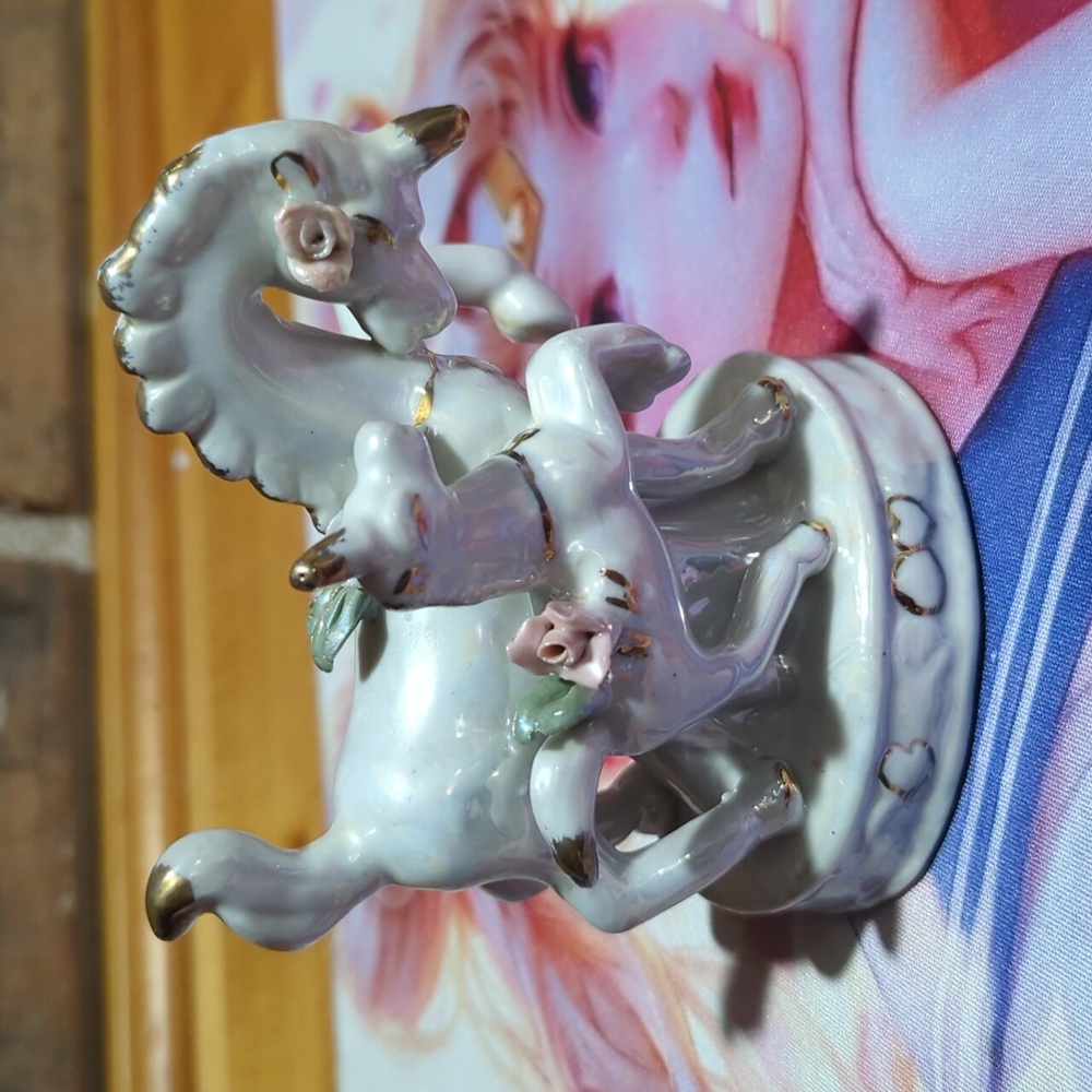 Porcelain Unicorn & Horse Figurine – White & Gold Vintage (70s/80s) - Picture 6 of 12